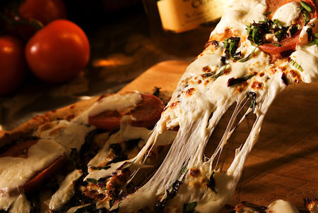 کش آمدن پنیر پیتزا, با رعایت این نکات پنیر پیتزایی کشدار تر داشته باشید, برای کش اومدن پنیر چه باید کرد